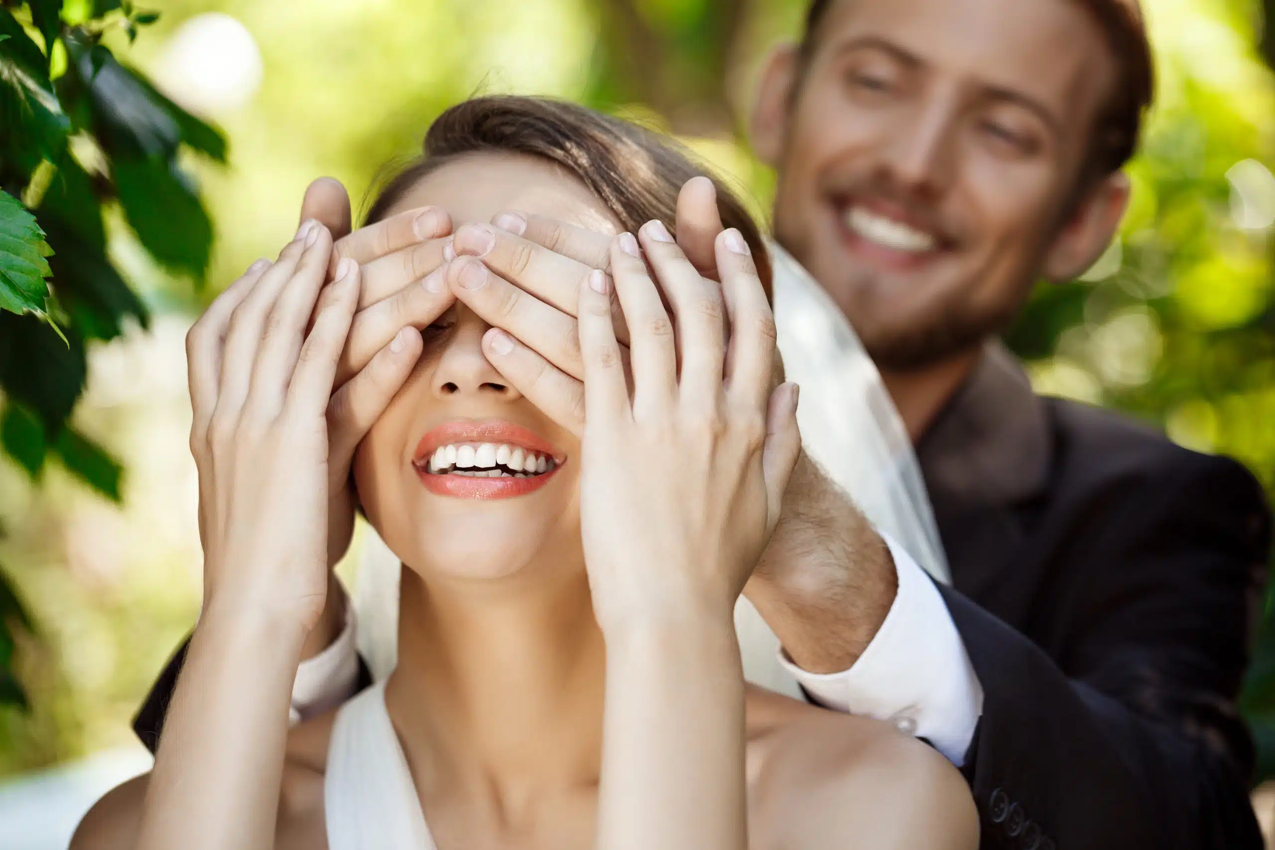 Riso sposa con marito gioco di sorpresa, fotografo di matrimonio ChiaraB Events.