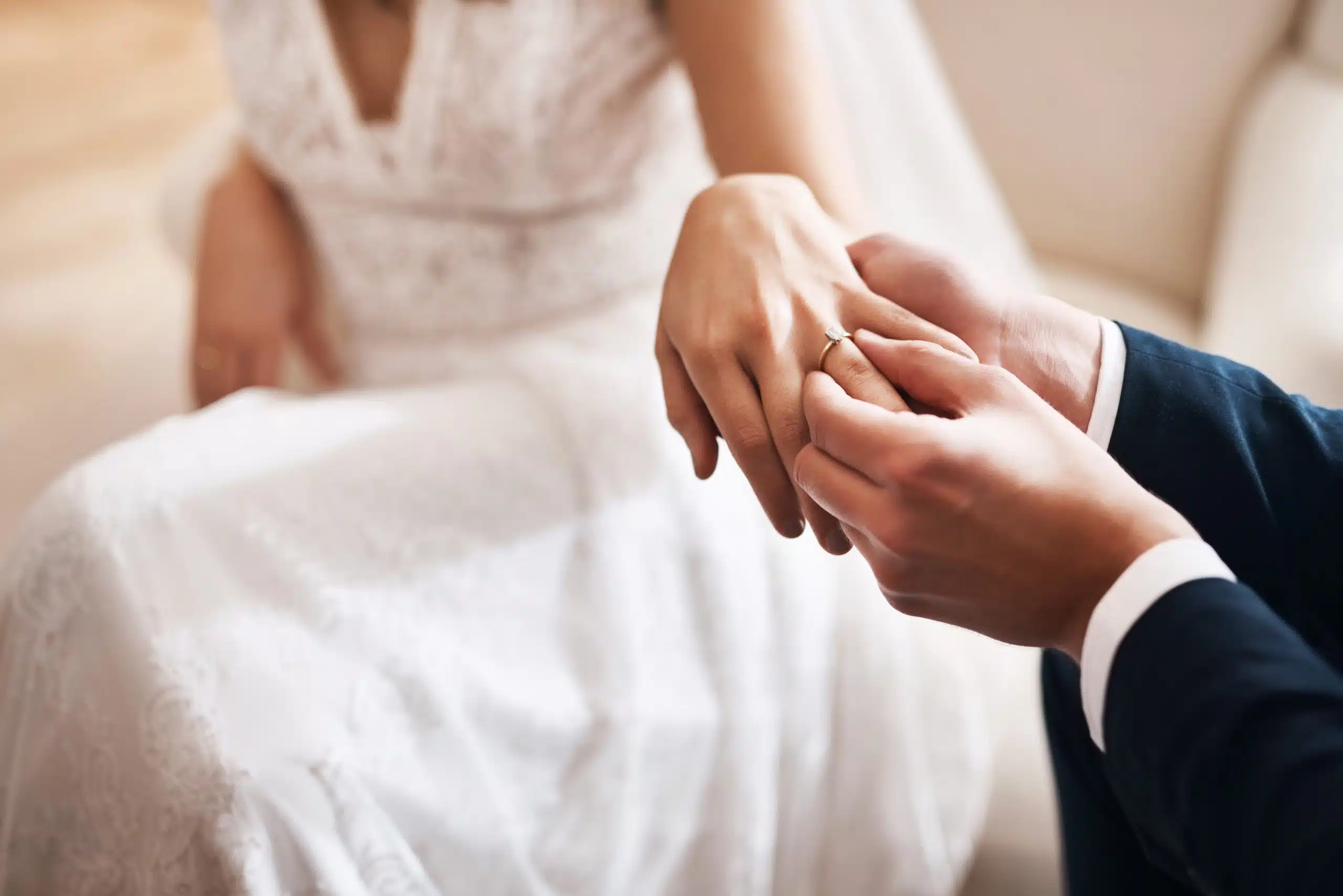 Braching wedding rings, mano innamorata che regge quella del partner, dettagli di un matrimonio elegante, servizio di wedding planning professionale, ChiaraB Events Wedding Planner.