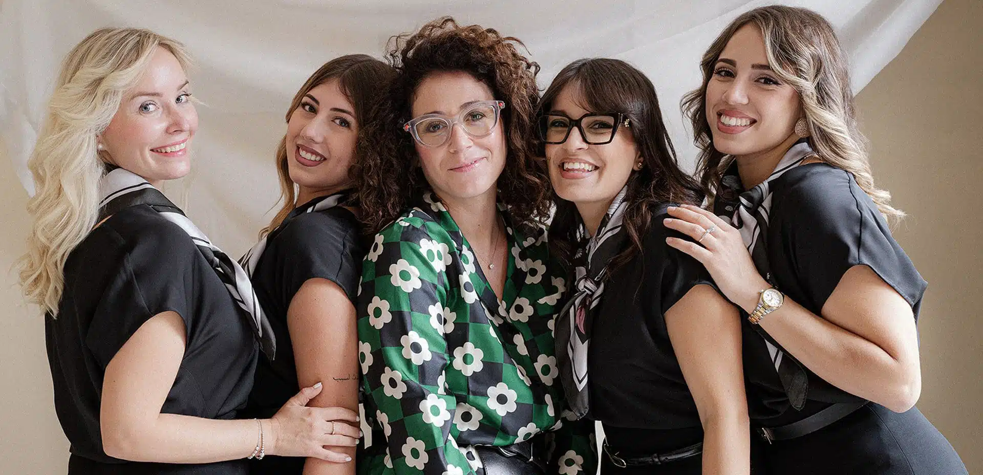 Elegante gruppo di donne che si preparano per un matrimonio, con le damigelle e la wedding planner ChiaraB Events, specializzata in organizzazione di matrimoni e eventi a Palermo e Sicilia.