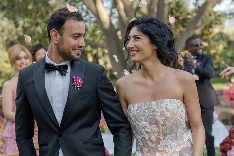 Coppia di sposi felici durante il matrimonio di Shadi e Behnam, organizzato da ChiaraB Events, wedding planner professionale, in un ambiente all'aperto con amici e famiglia.