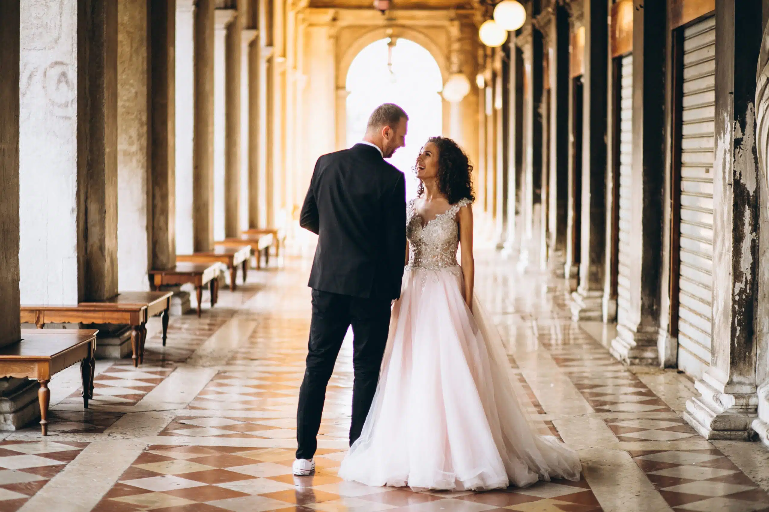 Casal de noivos em traje de casamento num local histórico elegante, serviço profissional de organização de casamentos de Chiara B Events.