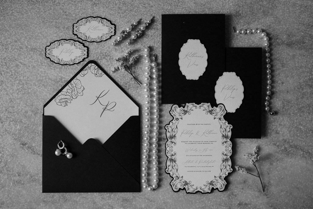 Un invito di nozze elegante con dettagli floreali e biglietti di partecipazione, perfetto per matrimoni raffinati e personalizzati. Ideale per wedding planner e servizi di organizzazione eventi.