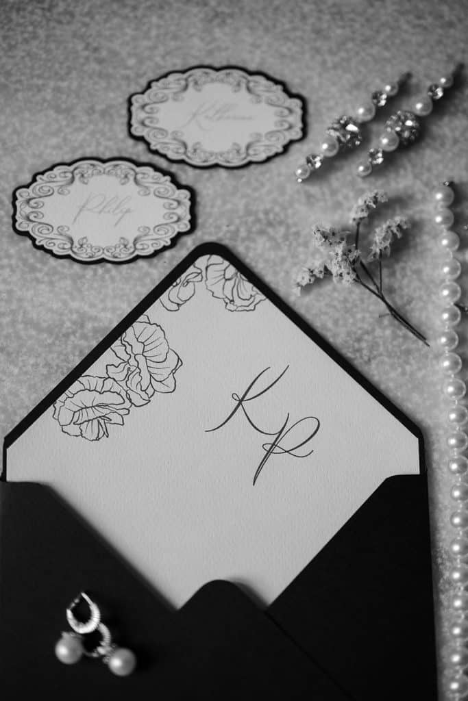 Invito di nozze elegante con dettagli floreali e personalizzati, perfetto per matrimoni raffinati e di classe.