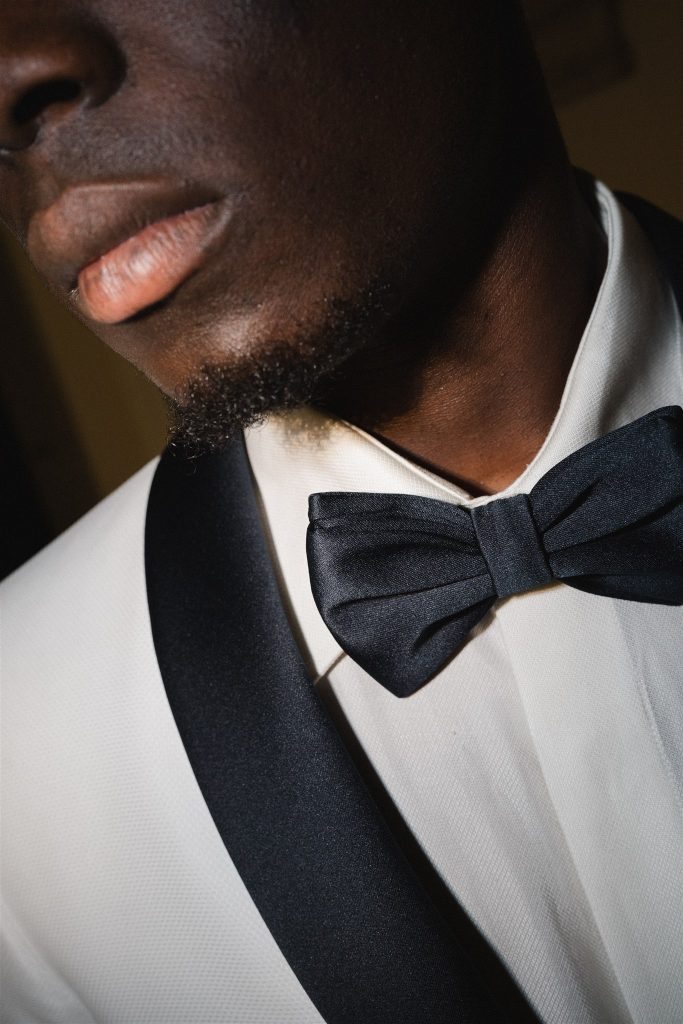 Elegante uomo in abito da cerimonia con papillon nero, dettaglio di stile per matrimoni e eventi speciali, rappresenta l'attenzione ai dettagli di ChiaraB Events Wedding Planner.
