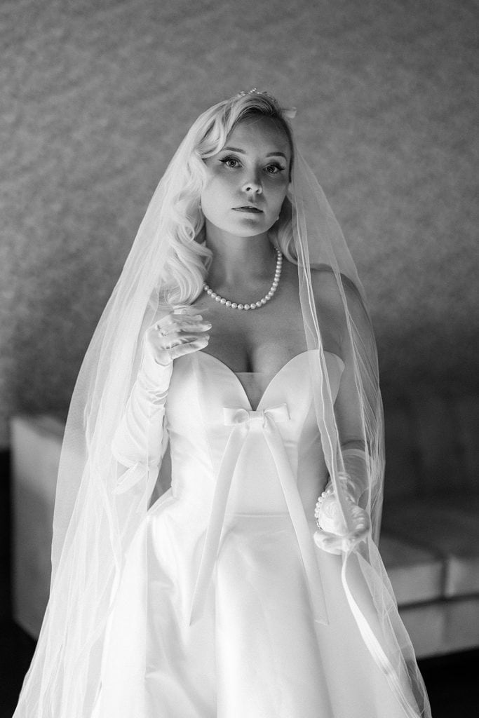 Un'illustrazione di una sposa elegante in abito da matrimonio con velo, che rappresenta servizi di wedding planning professionale di ChiaraB Events, specializzata in matrimoni su misura e organizzazio.