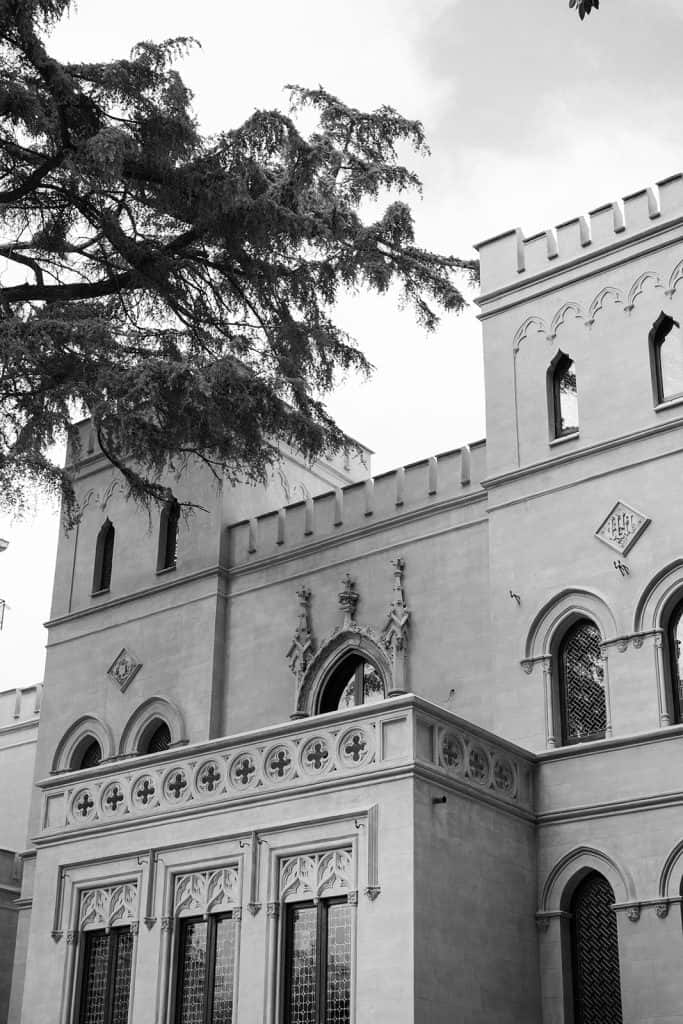 Elegante edificio storico con dettagli architettonici raffinati, perfetto come location per matrimoni e eventi speciali, ideale per wedding planner e servizi di organizzazione eventi.