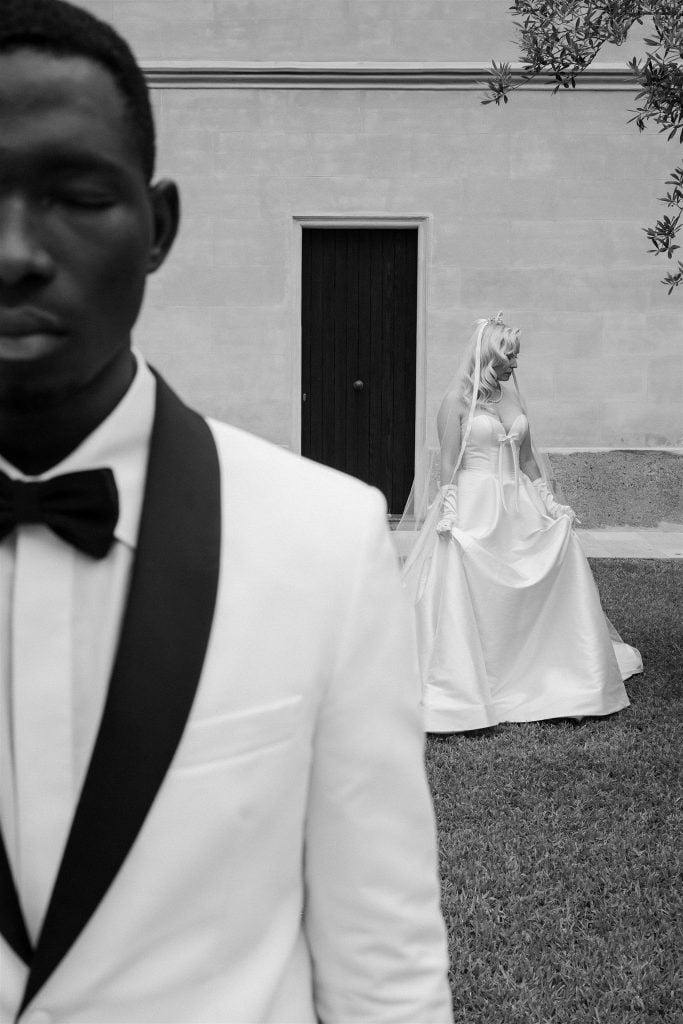 Tuo ALT tag: Ritratto di un uomo in abito da sposo con sfondo di una sposa in abito da matrimonio, in stile elegante e sofisticato, perfetto per servizi di wedding planning e matrimoni di lusso.