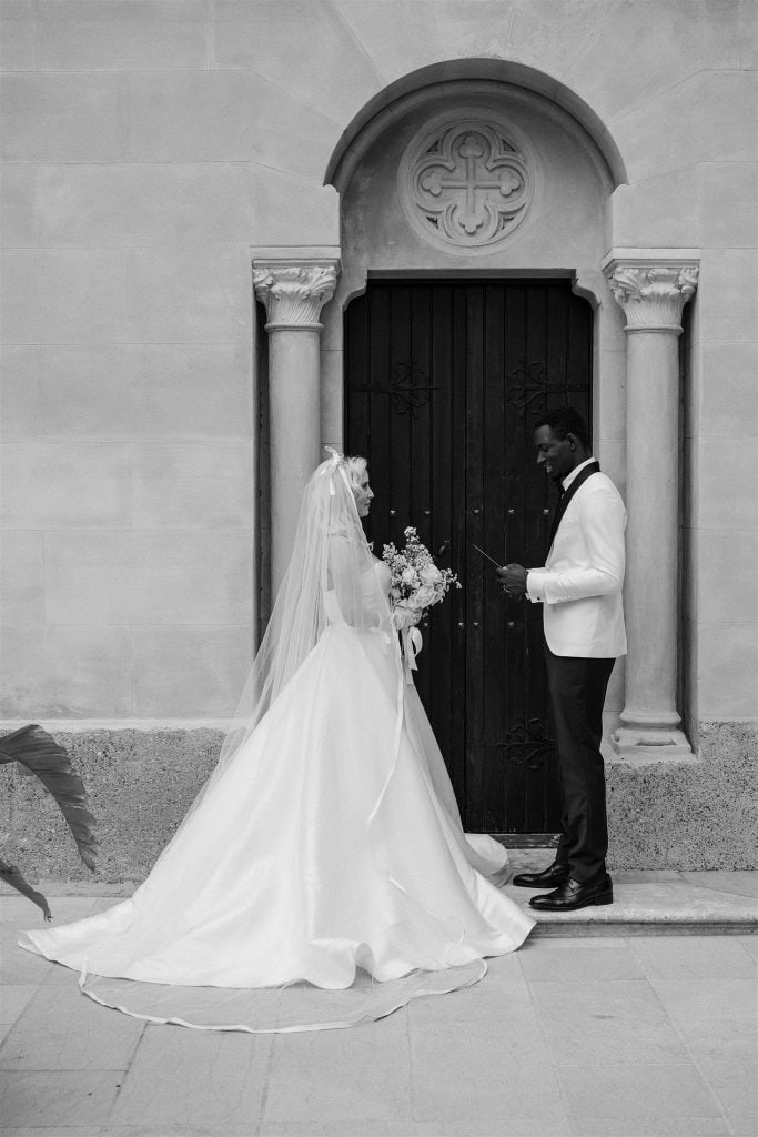 Coppia di sposi davanti a una porta storica, matrimonio elegante, servizio di wedding planning professionale, ChiaraB Events.