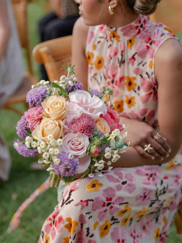 A bouquet of colorful flowers with roses, daisies, and wildflowers, ideal for weddings and elegant events, curated by ChiaraB Events Wedding Planner.