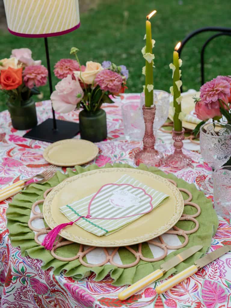 Elegant outdoor table with colorful flowers, candles, and refined details, perfect for weddings and special events organized by ChiaraB Events Wedding Planner. Romantic and chic atmosphere.