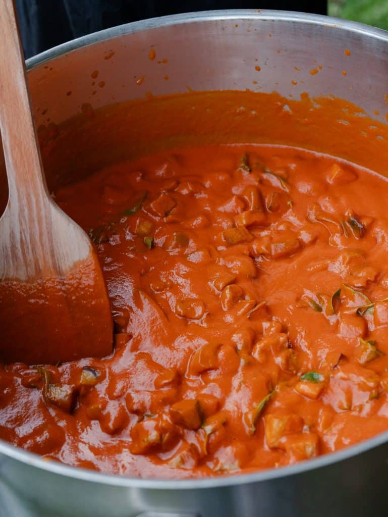A plate of homemade tomato sauce with vegetables, ideal for weddings and special events, prepared with fresh and quality ingredients. Perfect for catering and personalized menus.