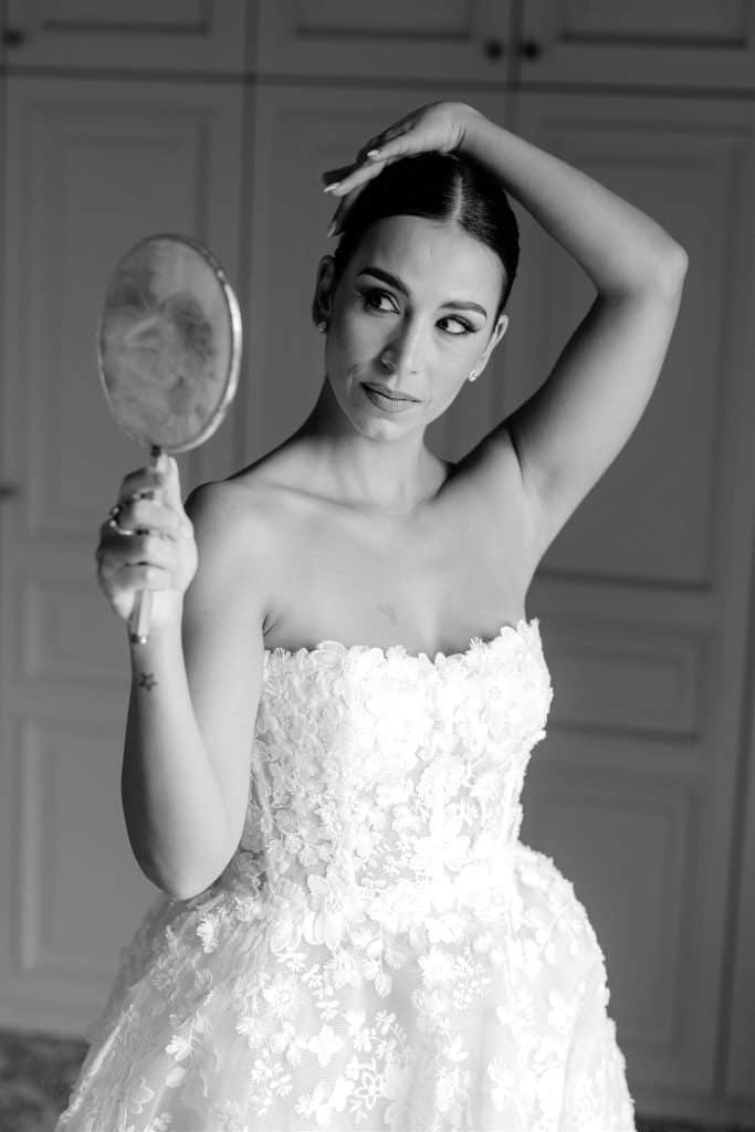Pannello di specchio e donna in abito da sposa, eleganza e stile per matrimoni, servizi di wedding planning, ChiaraB Events, organizzazione matrimoni di lusso, consulenza wedding, pianificazione event.