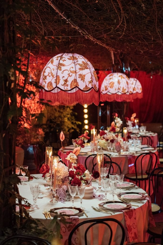 Luci decorative e tavolo da matrimonio elegante con fiori, in un allestimento romantico e sofisticato, perfetto per eventi nuziali organizzati da ChiaraB Events Wedding Planner.
