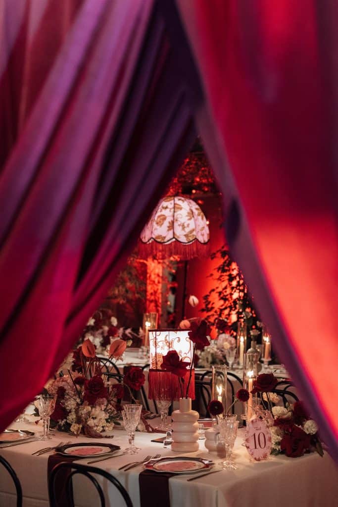 Elegante allestimento di matrimonio con decorazioni floreali e luci soffuse, perfetto per un evento romantico e raffinato organizzato da ChiaraB Events Wedding Planner.