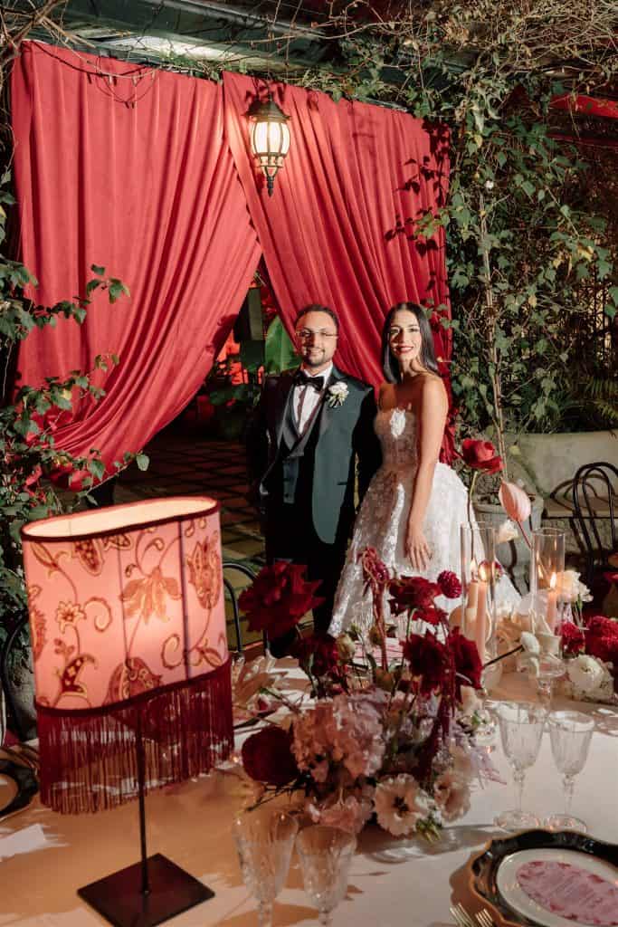 Elegante coppia di sposi in un matrimonio romantico con decorazioni floreali e luci soffuse, organizzato da ChiaraB Events Wedding Planner, in un ambiente intimo e raffinato.