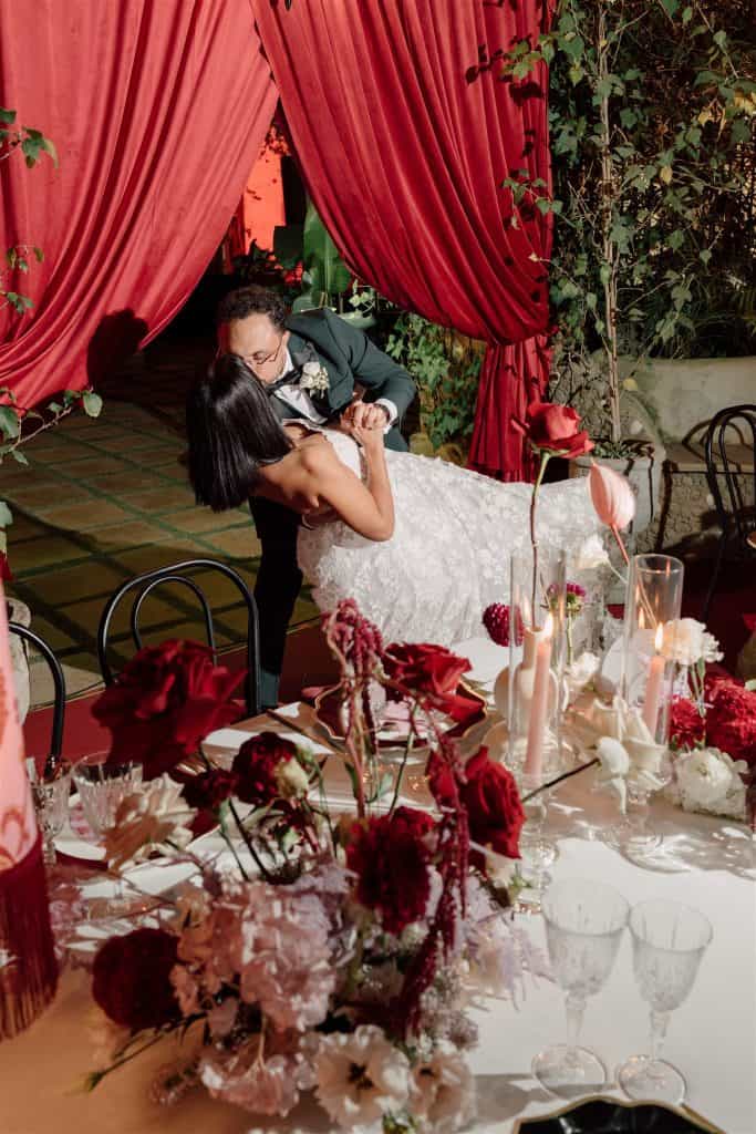 Un momento romantico tra gli sposi durante il matrimonio, con decorazioni floreali eleganti e un'atmosfera intima, organizzata da ChiaraB Events Wedding Planner.
