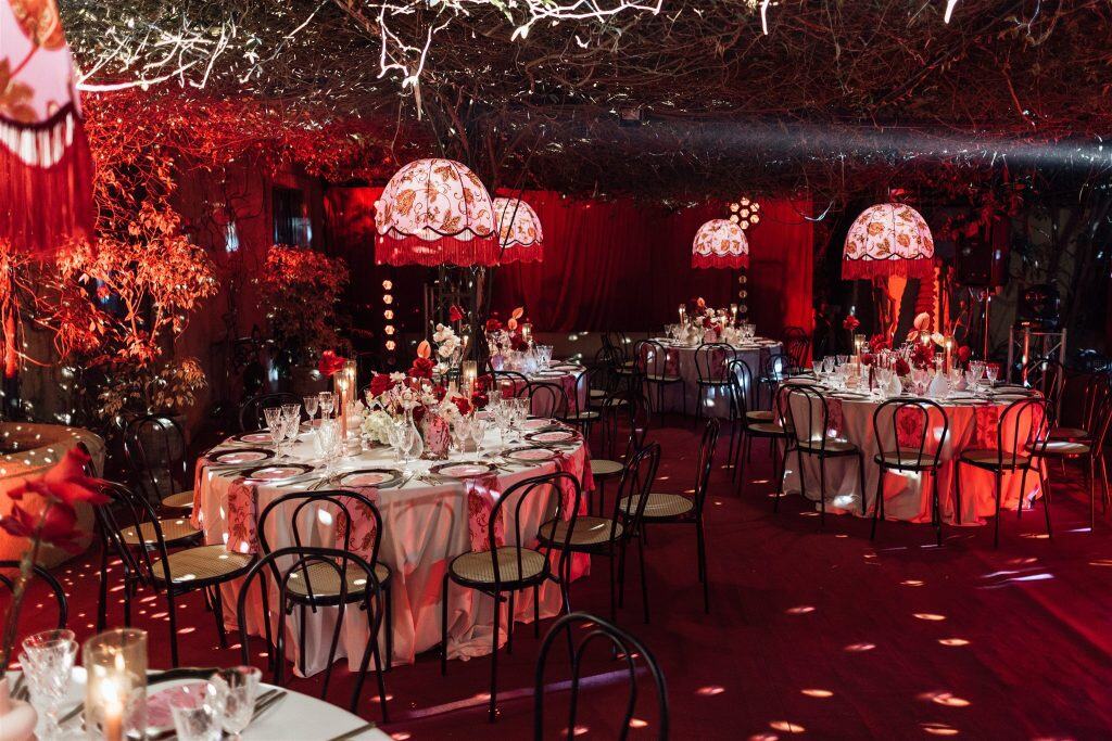Una sala per matrimoni decorata con luci calde, fiori eleganti e tavoli imbanditi, creata da ChiaraB Events Wedding Planner per un matrimonio indimenticabile.
