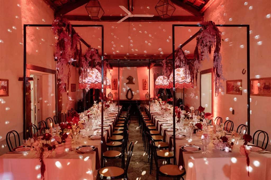 Allestimento elegante per matrimonio con tavoli decorati, luci soffuse e decorazioni floreali, perfetto per eventi nuziali organizzati da ChiaraB Events Wedding Planner.