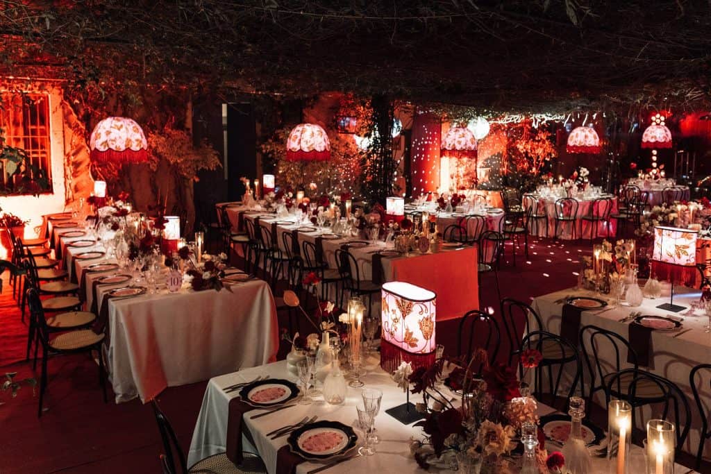 Allestimento elegante per matrimonio con luci soffuse, tavoli decorati e atmosfera romantica, perfetta per eventi nuziali organizzati da ChiaraB Events Wedding Planner.