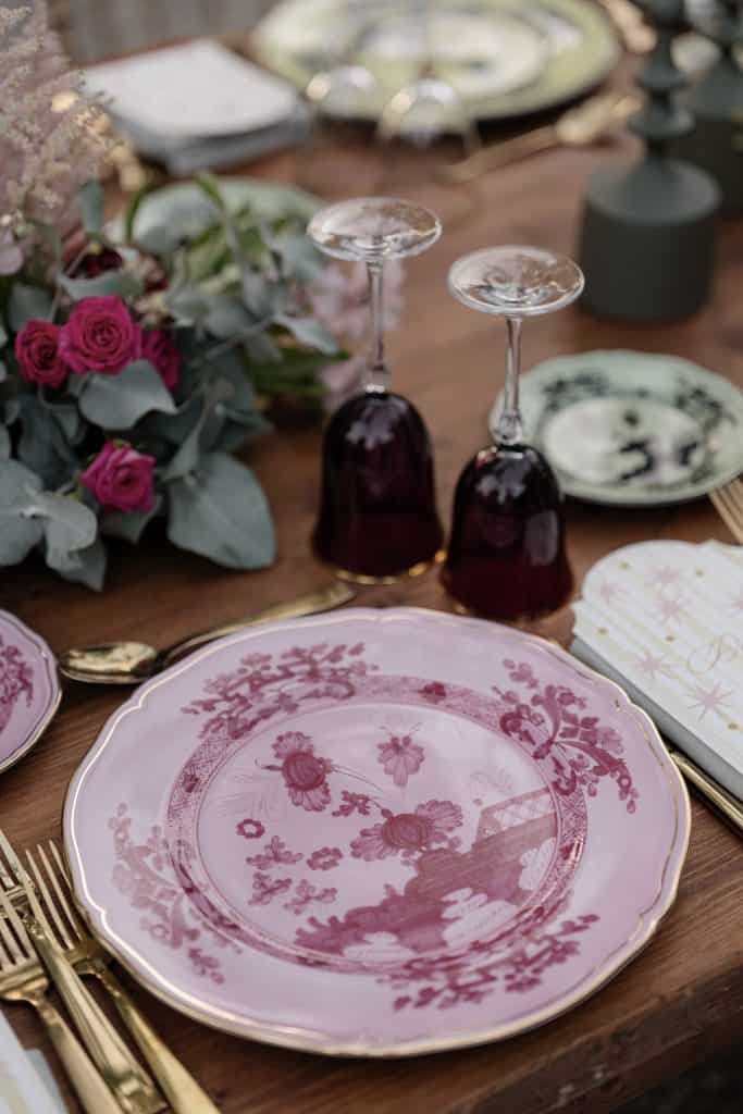 Piatti eleganti con decorazioni floreali in stile vintage, perfetti per matrimoni e eventi raffinati, allestimento di tavola di lusso con dettagli sofisticati e atmosfera romantica.