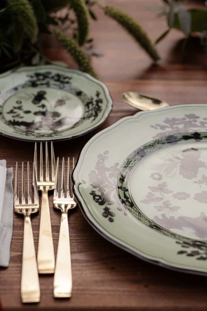 Elegante servizio di piatti e posate dorate per matrimoni e eventi, perfetto per wedding planner e allestimenti raffinati. Dettagli di alta qualità per un ricevimento indimenticabile.