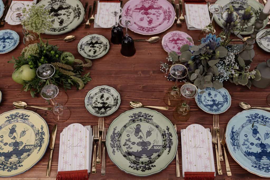 Piatti decorativi vintage con motivi floreali e botanici, perfetti per matrimoni eleganti e eventi raffinati, allestiti da ChiaraB Events Wedding Planner.