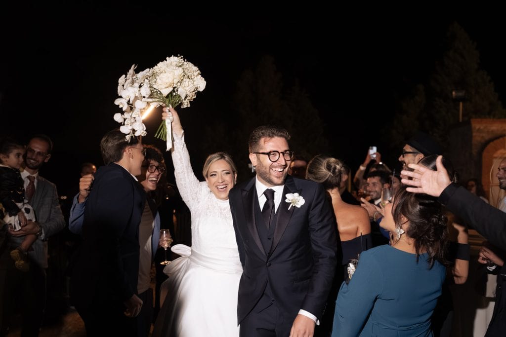 Un matrimonio felice con sposi sorridenti e amici che festeggiano, scena di un matrimonio elegante organizzato da ChiaraB Events Wedding Planner, con atmosfera romantica e dettagli raffinati.