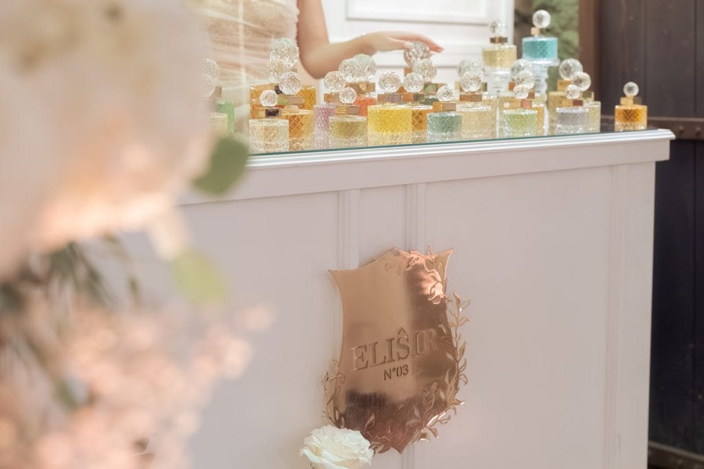 Profumo di eleganza e raffinatezza presso ChiaraB Events, con profumi di profumi e decorazioni di lusso per matrimoni e eventi esclusivi.