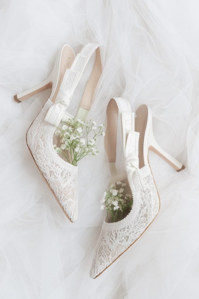 Sandali da sposa eleganti con dettagli in pizzo e tacco alto, perfetti per matrimoni romantici e sofisticati. Ideali per un matrimonio da sogno, combinano stile e comfort.