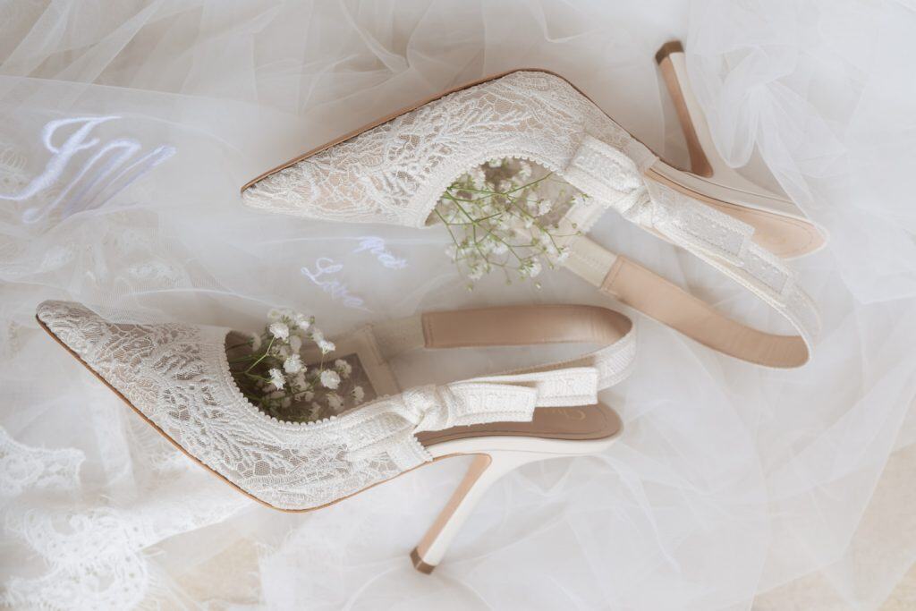 Scarpe da sposa eleganti con dettagli in pizzo e tacco alto, perfette per matrimoni romantici e sofisticati. Ideali per un wedding planner come ChiaraB Events, che crea eventi indimenticabili.