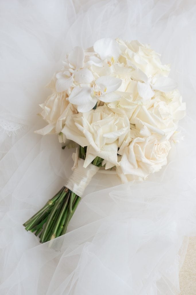 Bouquet da sposa con rose bianche e orchidee, perfetto per matrimoni romantici e sofisticati. Servizio di wedding planning professionale di ChiaraB Events.