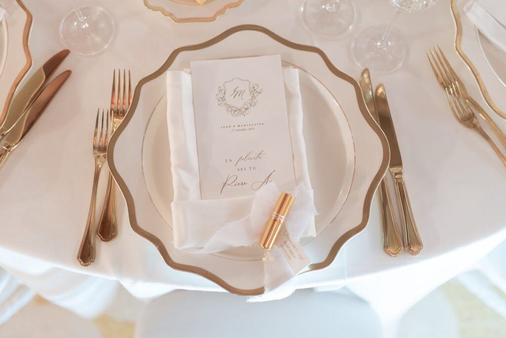 Elegante tavola da matrimonio con posate dorate, piatti raffinati e un menu personalizzato, perfetta per un matrimonio di classe organizzato da ChiaraB Events Wedding Planner.
