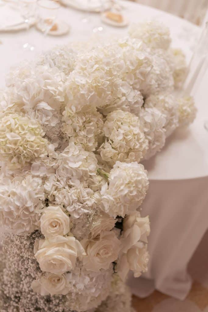 Fiori bianchi eleganti per decorazioni di matrimoni e eventi, creano un'atmosfera raffinata e romantica, perfetta per wedding planner e allestimenti esclusivi.