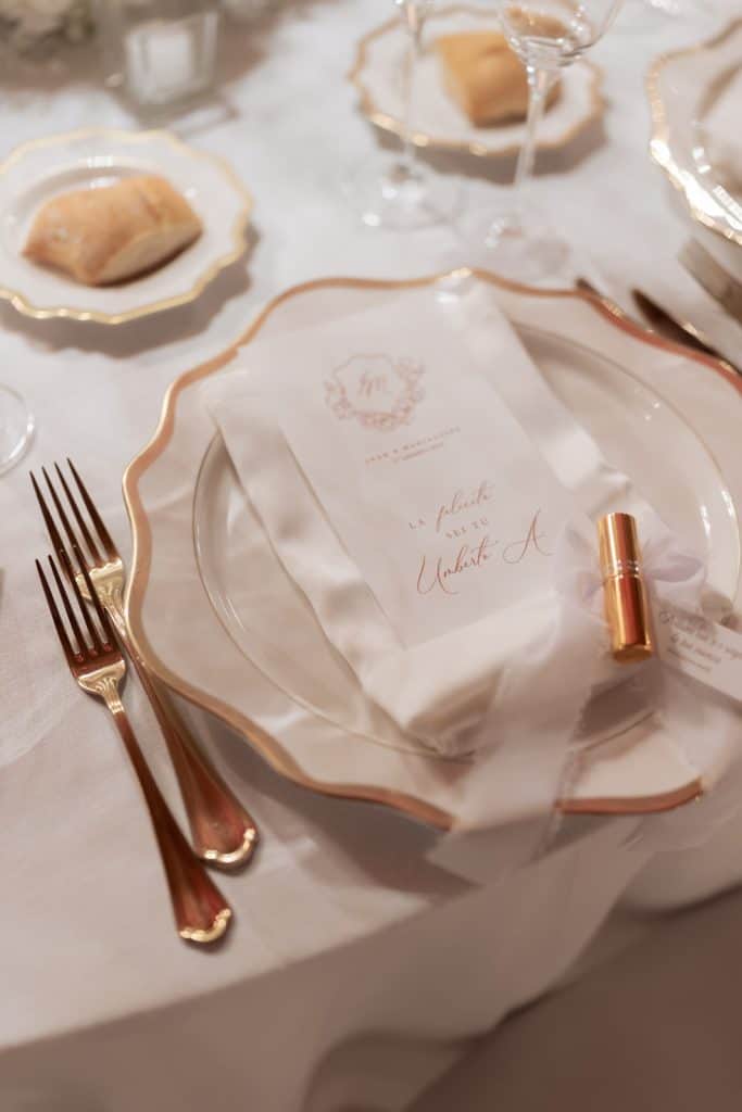 Elegante tavola da matrimonio con piatti raffinati, posate dorate e dettagli di lusso, perfetta per un matrimonio da sogno organizzato da ChiaraB Events Wedding Planner.