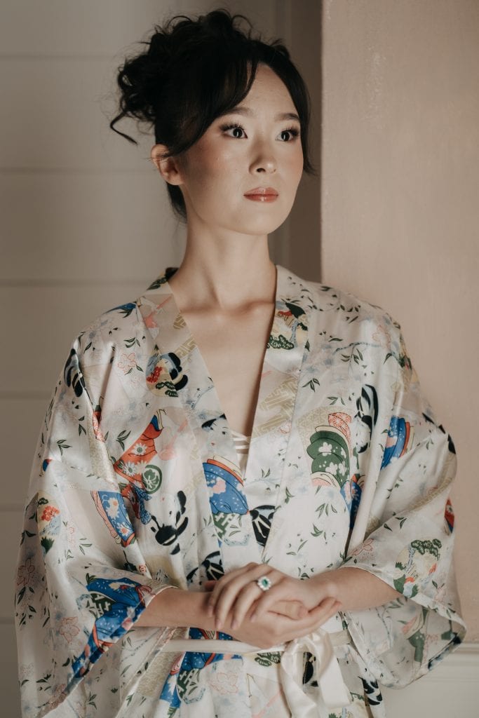 Un'illustrazione di una donna elegante in kimono con motivi tradizionali giapponesi, che rappresenta l'arte e la cultura orientale, ideale per servizi di wedding planning e eventi speciali.