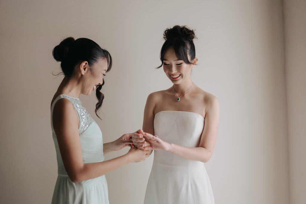 Un'addetta di ChiaraB Events aiuta una sposa a scegliere l'anello di nozze, creando un momento speciale e personalizzato per il matrimonio. Servizi di wedding planning e organizzazione di eventi a mis.