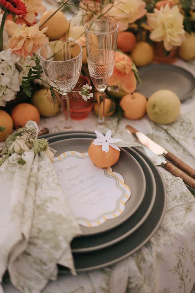 Elegante tavola di matrimonio con fiori, bicchieri e menu, perfetta per eventi nuziali raffinati, decorazioni floreali e dettagli di stile per un matrimonio indimenticabile.
