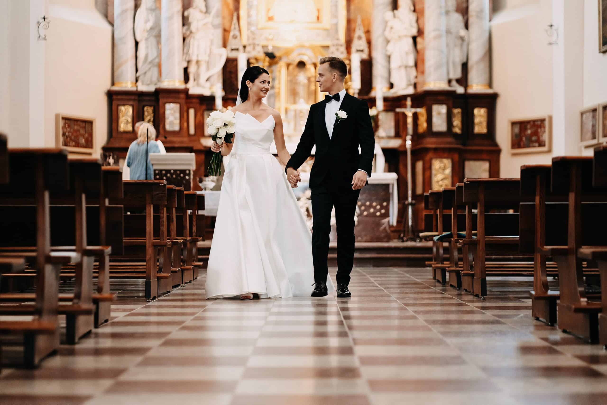 La boda por la iglesia con novios felices y vestidos elegantes, planificada por la organizadora de bodas profesional ChiaraB Events.