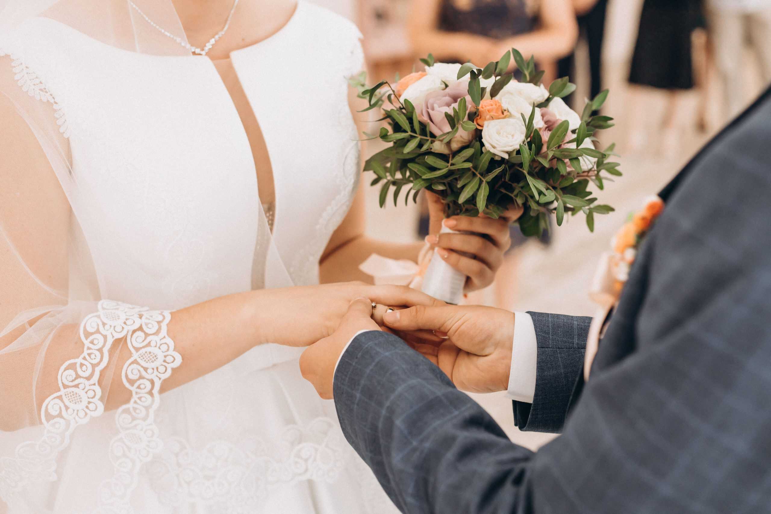 विवाह समारोह के दौरान वर-वधू के बीच एक रोमांटिक फूलों का गुलदस्ता।