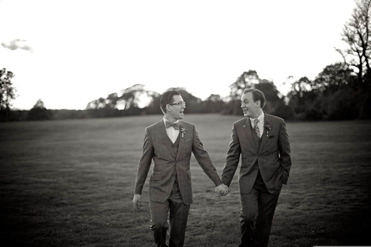 同性恋情侣，手牵手，爱情，户外，婚礼，时尚，黑白，世界骄傲，自豪，骄傲月