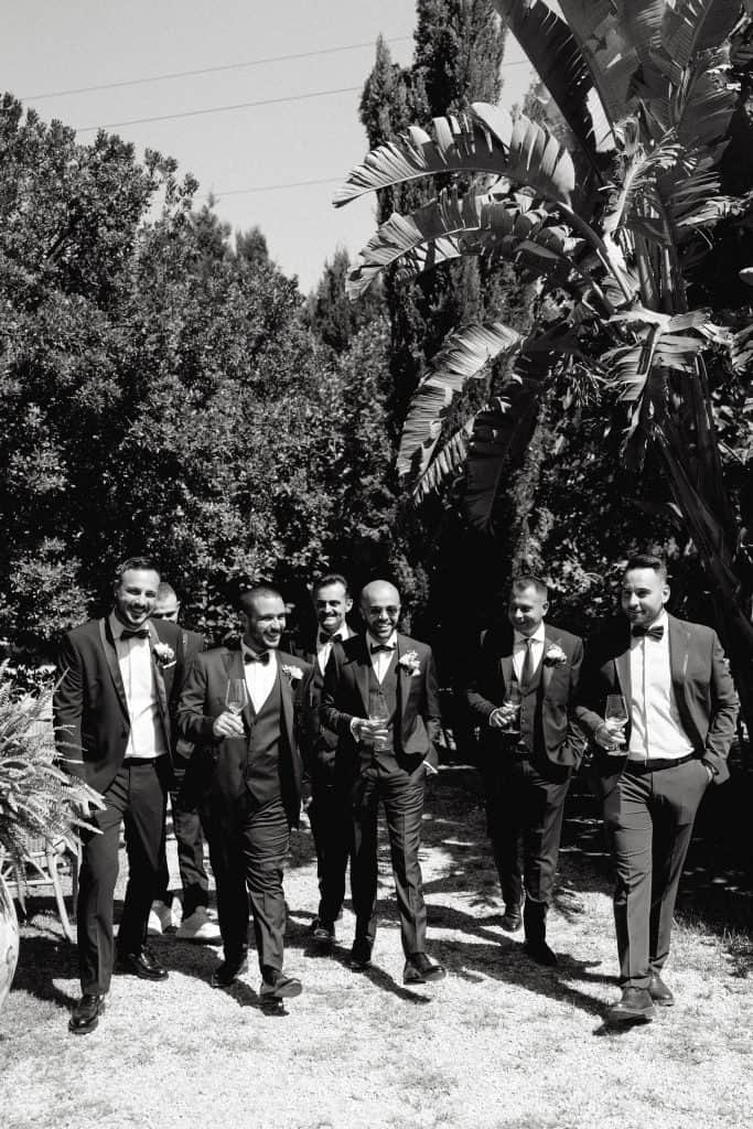Matrimoni Alberto e Valeria: il team di ChiaraB Events organizza un matrimonio elegante con gli sposi e gli amici in un ambiente naturale e raffinato.