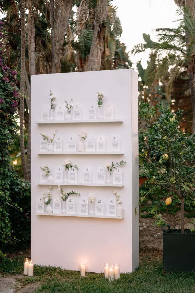 Cornice decorativa con fiori e piante per matrimoni, ideale per eventi romantici all'aperto, creata da ChiaraB Events Wedding Planner.