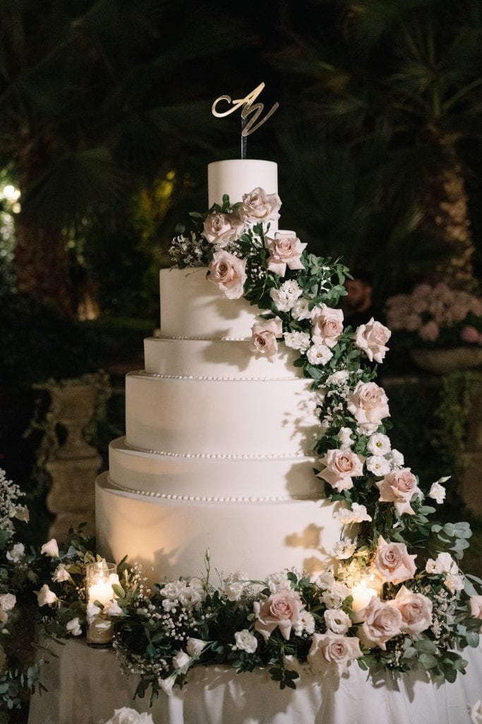 Torta di nozze elegante decorata con fiori rosa e bianchi, perfetta per matrimoni romantici, creata da ChiaraB Events Wedding Planner.