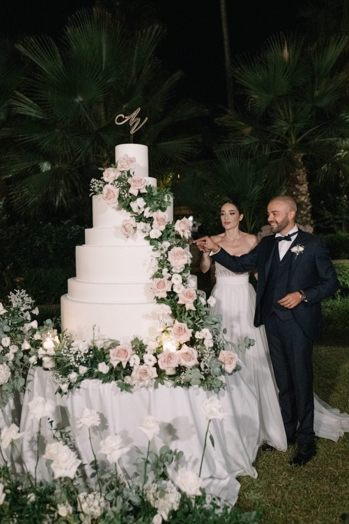 Torta di nozze decorata con fiori rosa e bianchi, perfetta per un matrimonio romantico. Ideale per foto di matrimonio e servizi di wedding planning a ChiaraB Events.